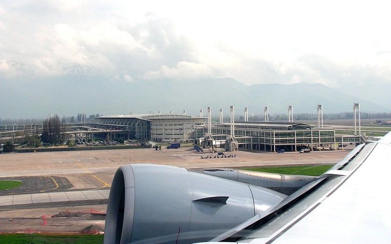 Avião pousando em aeroporto de Santiago