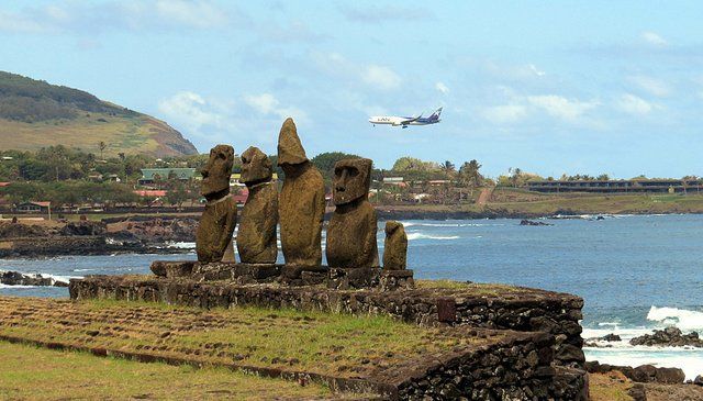 Quanto custa uma passagem aérea para a Ilha de Páscoa: Moais e avião sobrevoando a Ilha de Páscoa