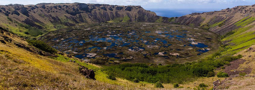 Cratera do Vulcão Rano Raraku na Ilha de Páscoa