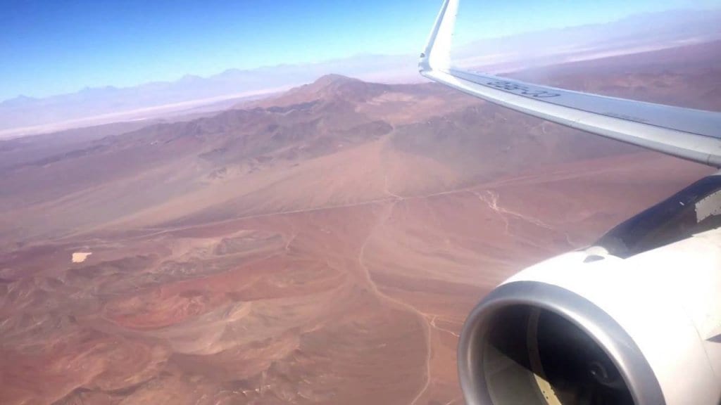 Avião sobrevoando o Deserto do Atacama