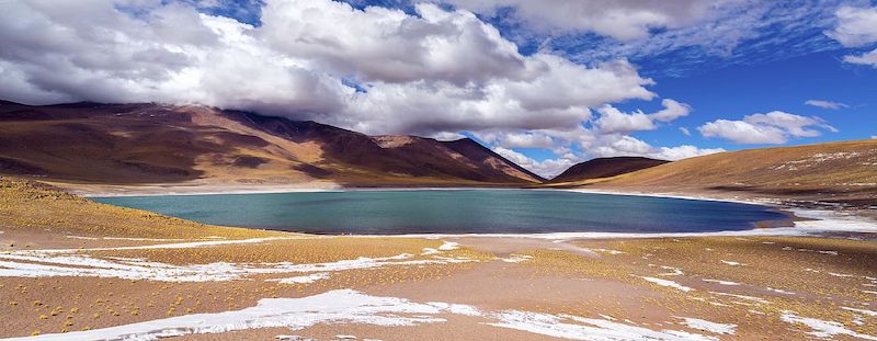 Salar de Tara em San Pedro de Atacama no Chile: lagoa