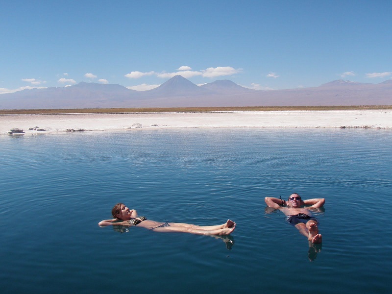 Flutuando na Laguna Cejar em San Pedro do Atacama