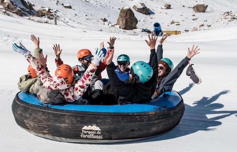 Pessoas se divertindo na estação de esqui Farellones