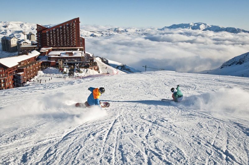 Pessoas esquiando no Valle Nevado no Chile