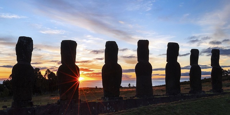 Pôr do sol visto do Ahu Akivi na Ilha de Páscoa