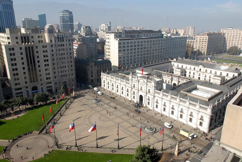 Vista ampla do Palácio de La Moneda em Santiago do Chile