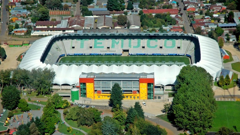 Vista ampla do Estádio Municipal Germán Becker em Temuco