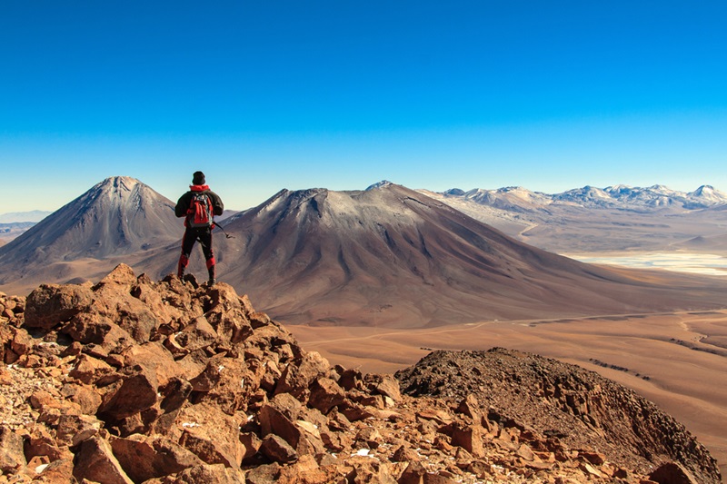 Homem no topo do Vulcão Cerro Toco em San Pedro de Atacama