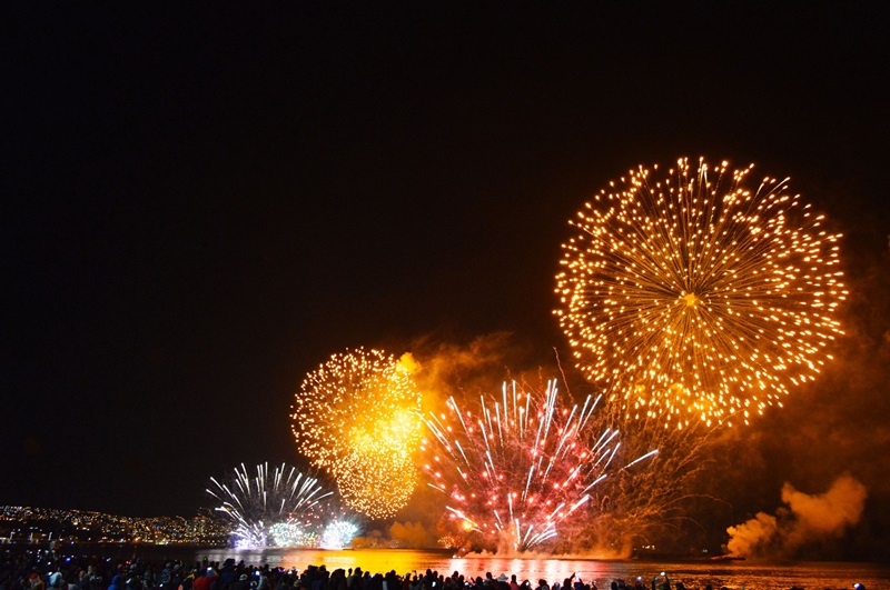 Queima de fogos de artifício na Praia Reñaca em Viña del Mar