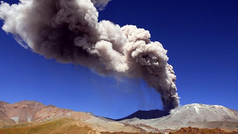 Fumaça saindo do Vulcão Lascar em San Pedro de Atacama