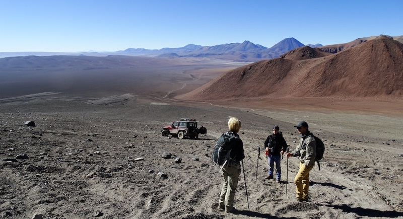 Pessoas subindo o Vulcão Lascar em San Pedro de Atacama