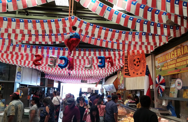 Pessoas na Feria Modelo em Calama