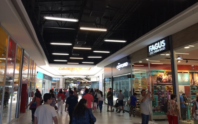 Corredor de lojas no Easton Outlet Mall em Temuco